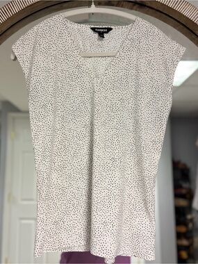 Express White with Black Dot V-Neck Cap Sleeve Blouse XS